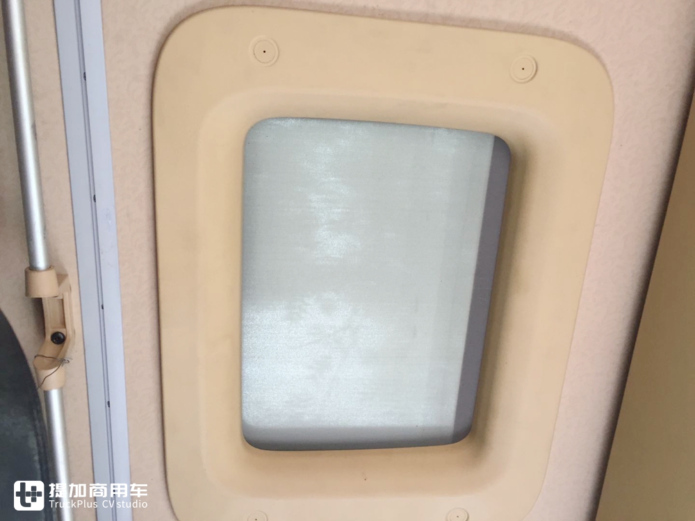 偶遇已经投入运营德龙X6000牵引车，配西康发动机，竟然还是一辆码头货柜车 - 第12张