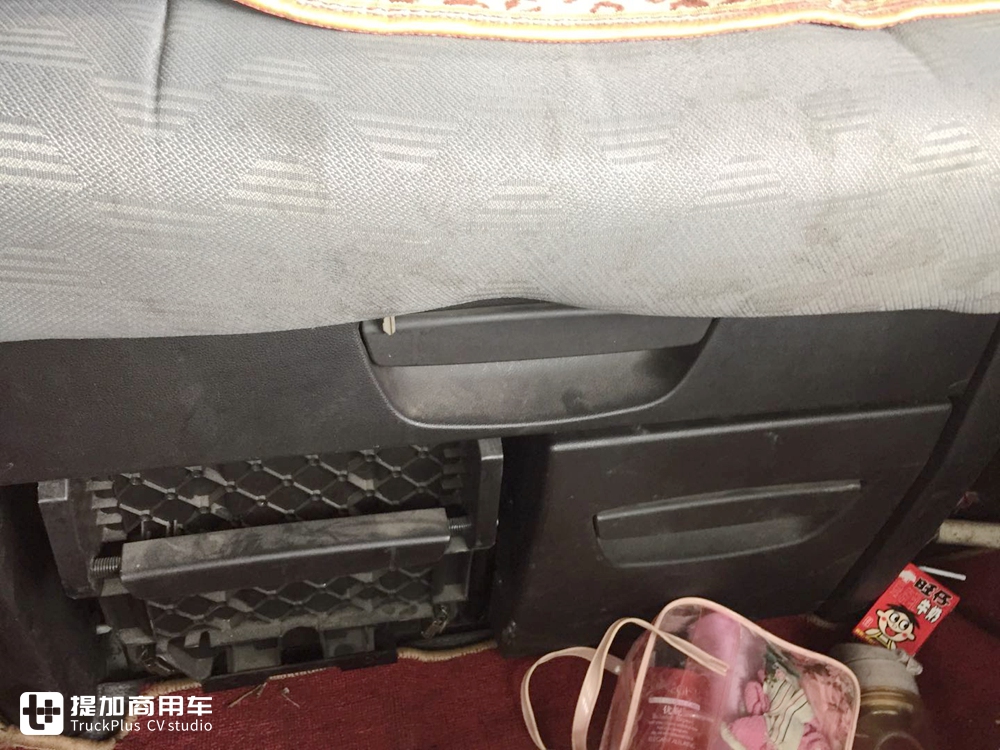 偶遇已经投入运营德龙X6000牵引车，配西康发动机，竟然还是一辆码头货柜车 - 第14张