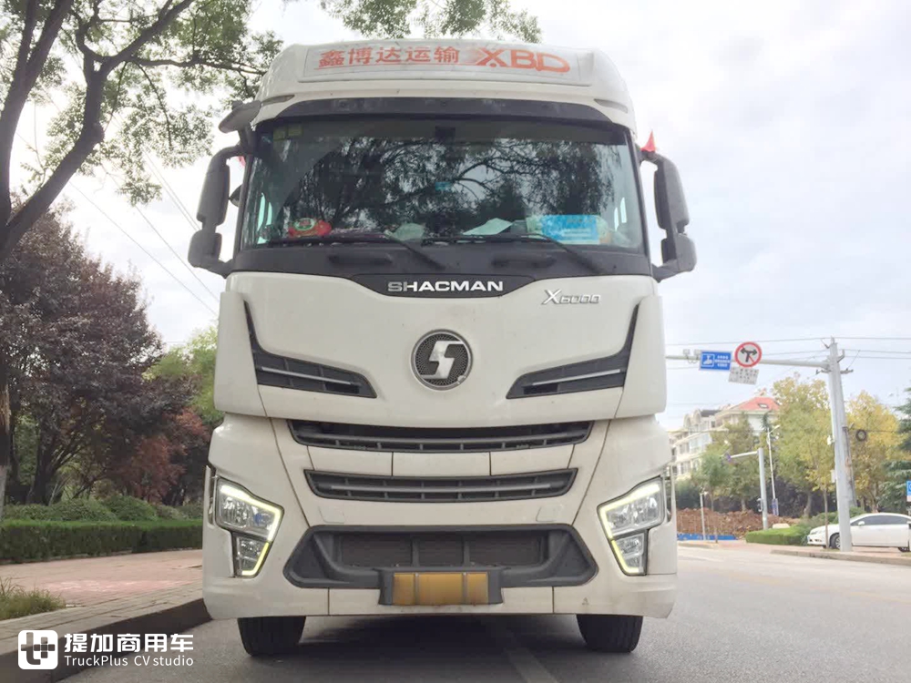 偶遇已经投入运营德龙X6000牵引车，配西康发动机，竟然还是一辆码头货柜车 - 第1张