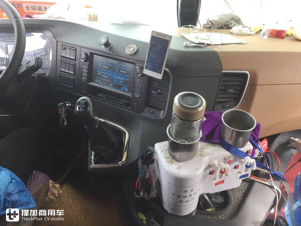 偶遇已经投入运营德龙X6000牵引车，配西康发动机，竟然还是一辆码头货柜车 - 第8张