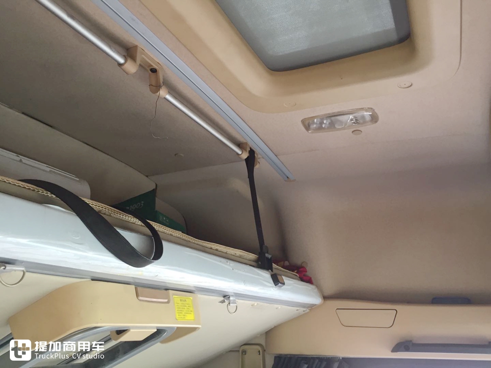 偶遇已经投入运营德龙X6000牵引车，配西康发动机，竟然还是一辆码头货柜车 - 第11张