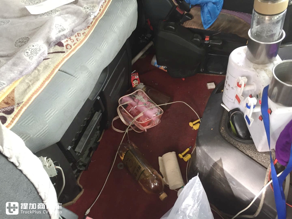 偶遇已经投入运营德龙X6000牵引车，配西康发动机，竟然还是一辆码头货柜车 - 第9张