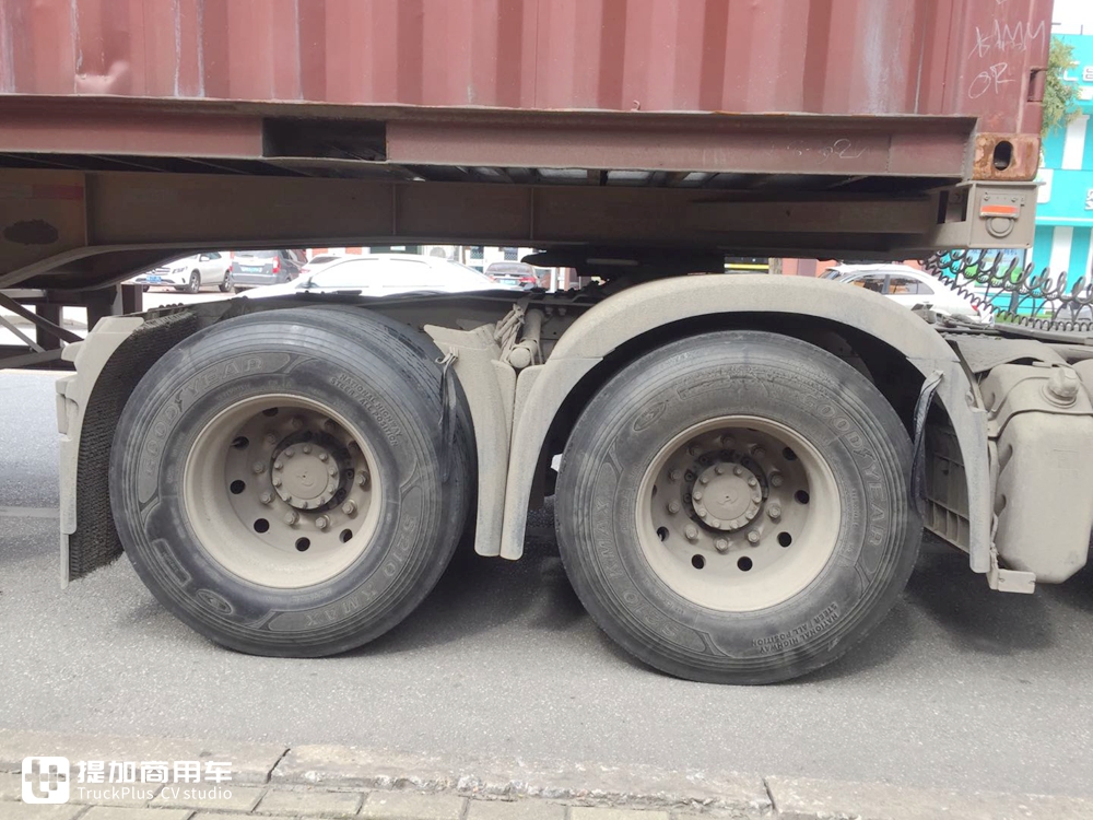 偶遇已经投入运营德龙X6000牵引车，配西康发动机，竟然还是一辆码头货柜车 - 第22张