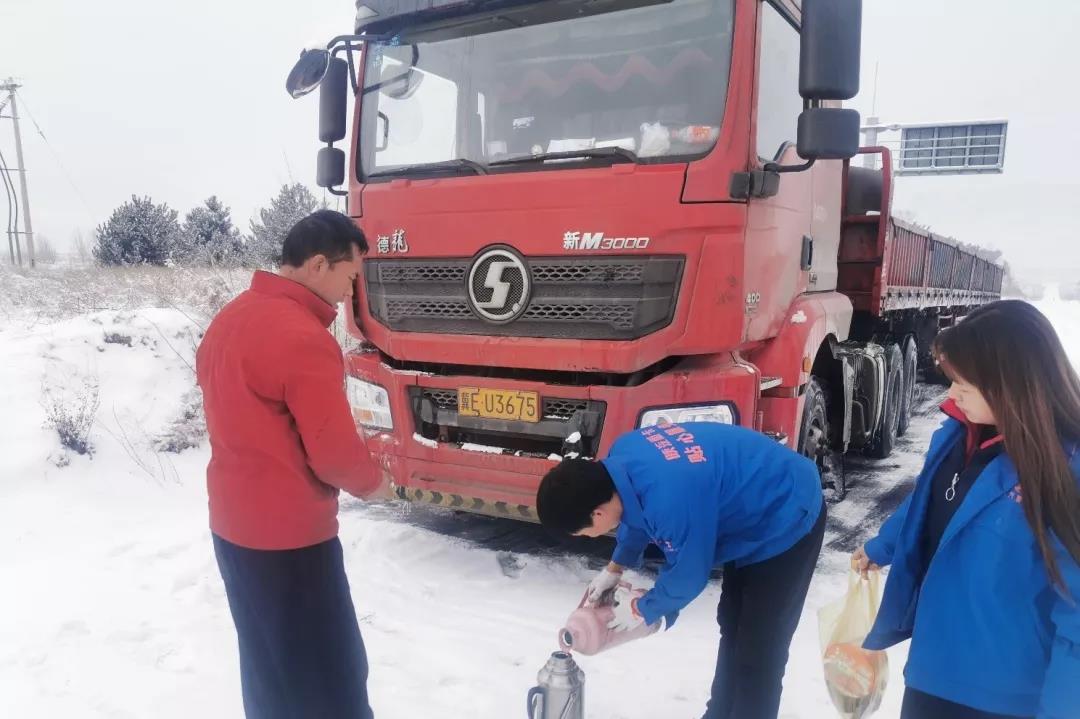 零下12度，现场救援滞留车40余辆，陕汽重卡服务站用心服务每一位客户 - 第2张