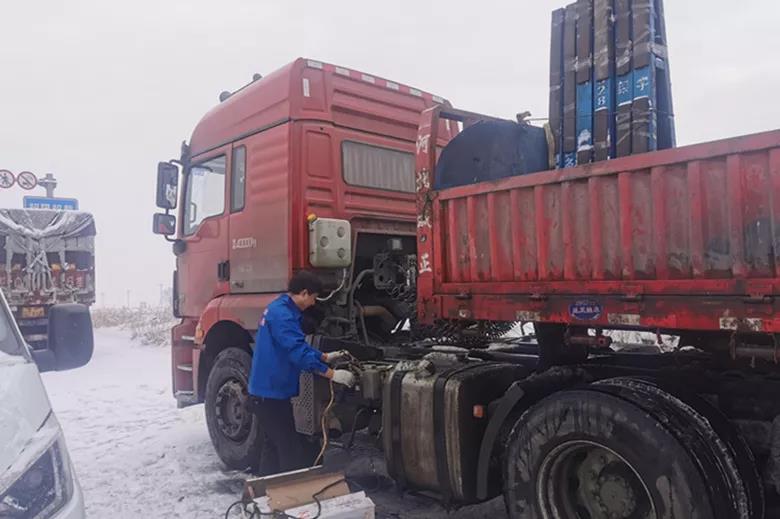 零下12度，现场救援滞留车40余辆，陕汽重卡服务站用心服务每一位客户 - 第1张