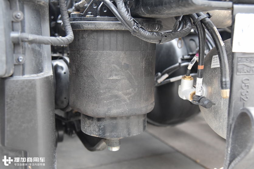 自动挡、电子手刹,安全属性也到位,这辆德龙X6000危化品牵引车配置真高 - 第8张 - 提加商用车网 自动挡、电子手刹,安全属性也到位,这辆德龙X6000危化品牵引车配置真高 - 第8张