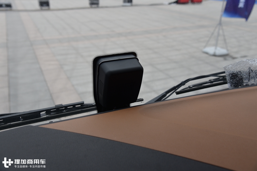 自动挡、电子手刹,安全属性也到位,这辆德龙X6000危化品牵引车配置真高 - 第13张 - 提加商用车网 自动挡、电子手刹,安全属性也到位,这辆德龙X6000危化品牵引车配置真高 - 第13张