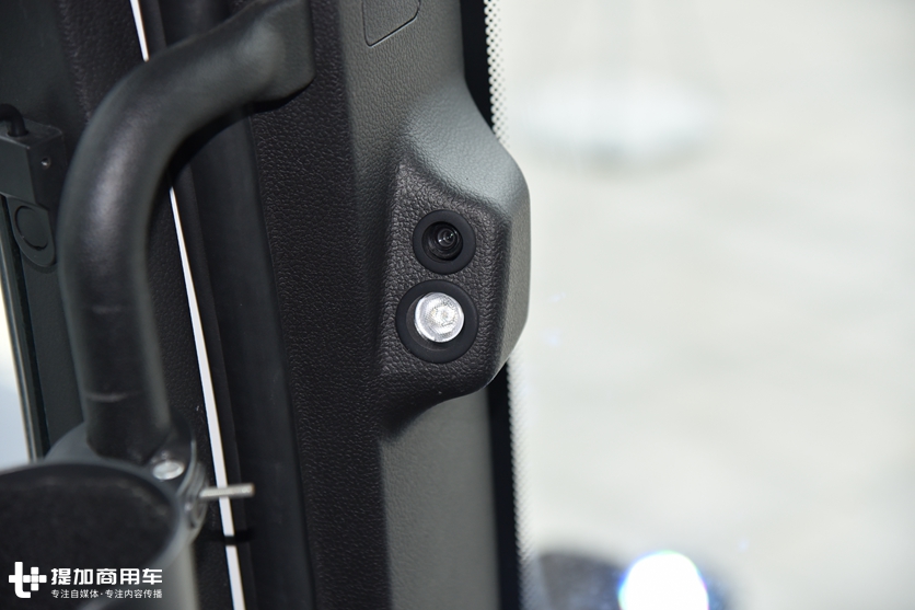 自动挡、电子手刹,安全属性也到位,这辆德龙X6000危化品牵引车配置真高 - 第15张 - 提加商用车网 自动挡、电子手刹,安全属性也到位,这辆德龙X6000危化品牵引车配置真高 - 第15张