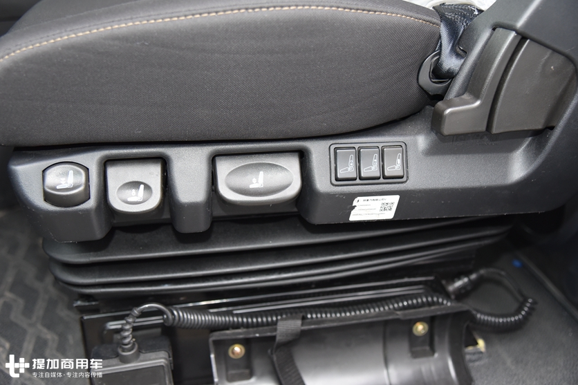 自动挡、电子手刹,安全属性也到位,这辆德龙X6000危化品牵引车配置真高 - 第17张 - 提加商用车网 自动挡、电子手刹,安全属性也到位,这辆德龙X6000危化品牵引车配置真高 - 第17张