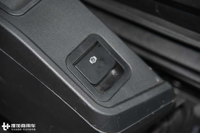 自动挡、电子手刹,安全属性也到位,这辆德龙X6000危化品牵引车配置真高 - 第18张 - 提加商用车网 自动挡、电子手刹,安全属性也到位,这辆德龙X6000危化品牵引车配置真高 - 第18张