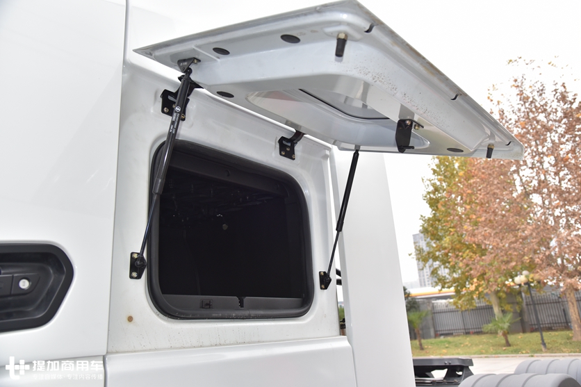 自动挡、电子手刹,安全属性也到位,这辆德龙X6000危化品牵引车配置真高 - 第19张 - 提加商用车网 自动挡、电子手刹,安全属性也到位,这辆德龙X6000危化品牵引车配置真高 - 第19张