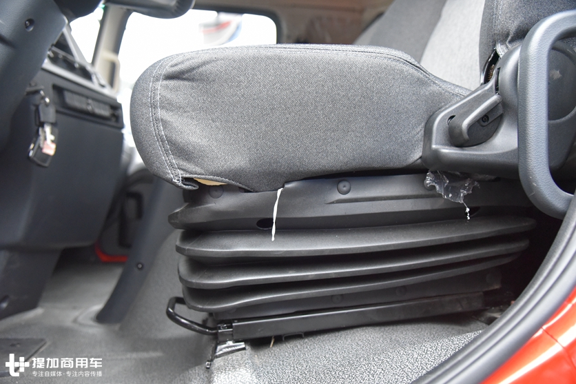 载货车市场的一匹黑马?炫酷外观内饰+大装载量,飞碟缔途XH载货车再亮相 - 第15张 - 提加商用车网 载货车市场的一匹黑马?炫酷外观内饰+大装载量,飞碟缔途XH载货车再亮相 - 第15张