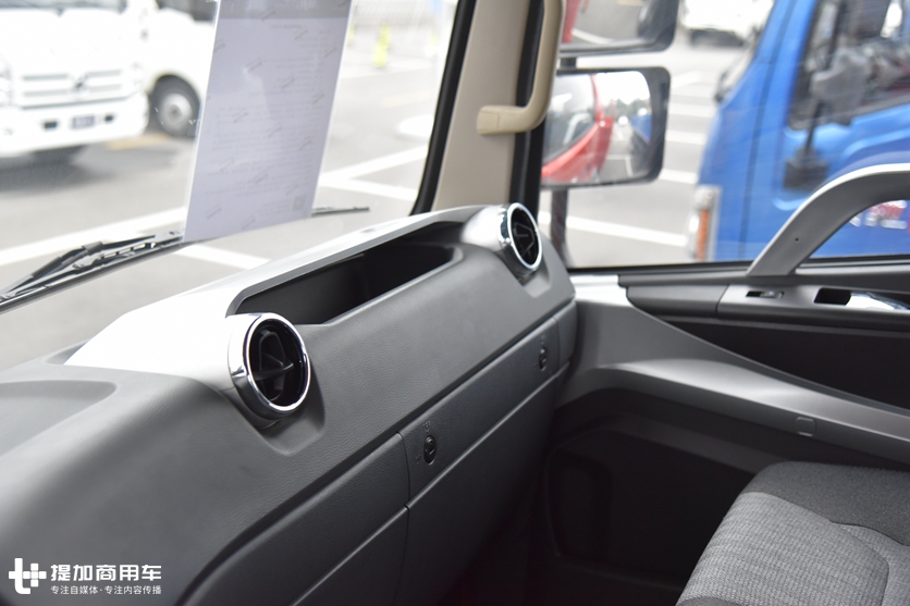载货车市场的一匹黑马?炫酷外观内饰+大装载量,飞碟缔途XH载货车再亮相 - 第18张 - 提加商用车网 载货车市场的一匹黑马?炫酷外观内饰+大装载量,飞碟缔途XH载货车再亮相 - 第18张
