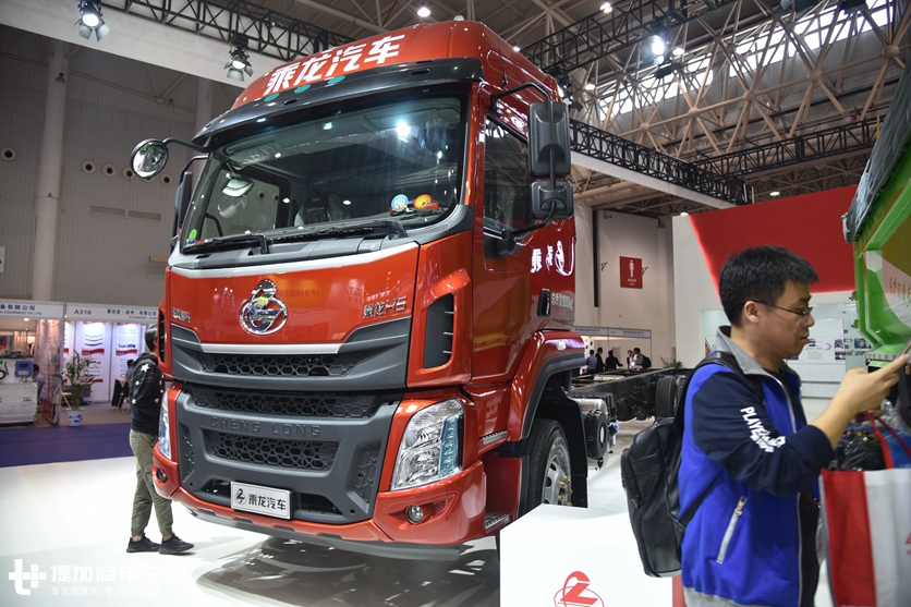 玉柴6升发动机，自重轻可装10吨货，国六版乘龙H5绿通载货车实拍 - 第8张