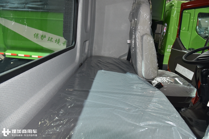 玉柴6升发动机，自重轻可装10吨货，国六版乘龙H5绿通载货车实拍 - 第14张