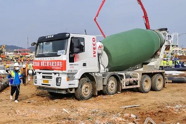 助力火神山医院建设,红岩瑞江搅拌车“零故障”驰援战疫