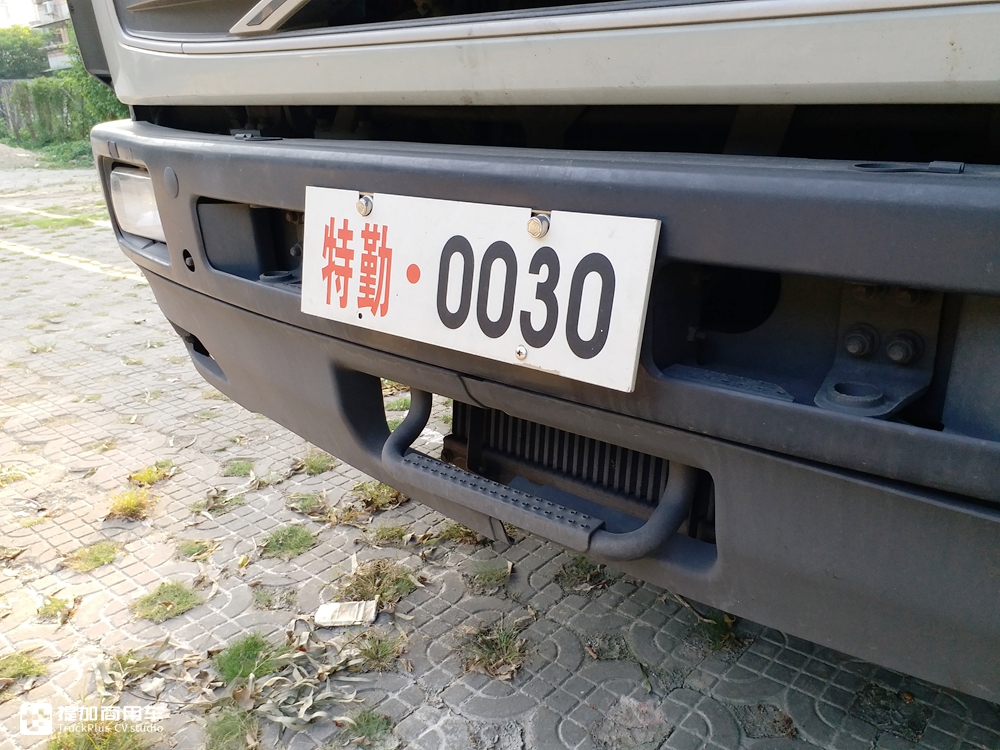 银行押运钦点品牌，标配防弹玻璃，即将退役的沃尔沃FL250卡车实拍 - 第6张