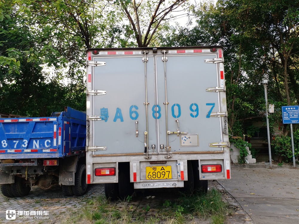 银行押运钦点品牌，标配防弹玻璃，即将退役的沃尔沃FL250卡车实拍 - 第15张