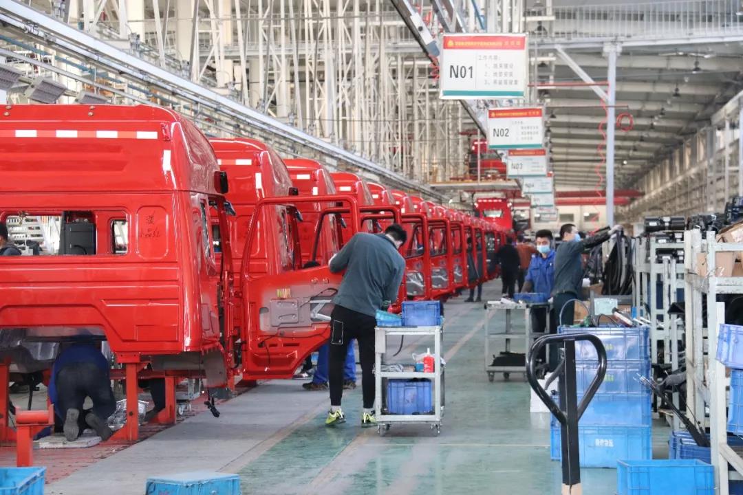 豪瀚重卡单日下线平均150台，中国重汽济宁商用车公司全力以赴完成订单 - 第1张