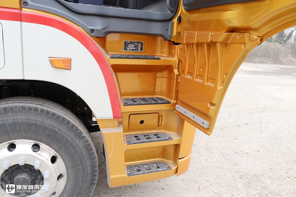 国产重卡的后起之秀,高顶驾驶室纯平底板,徐工汉风G9牵引车实拍 - 第13张 - 提加商用车网 国产重卡的后起之秀,高顶驾驶室纯平底板,徐工汉风G9牵引车实拍 - 第13张