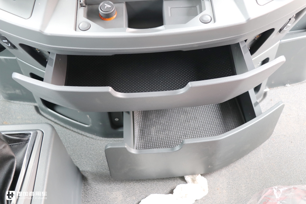 国产重卡的后起之秀,高顶驾驶室纯平底板,徐工汉风G9牵引车实拍 - 第20张 - 提加商用车网 国产重卡的后起之秀,高顶驾驶室纯平底板,徐工汉风G9牵引车实拍 - 第20张