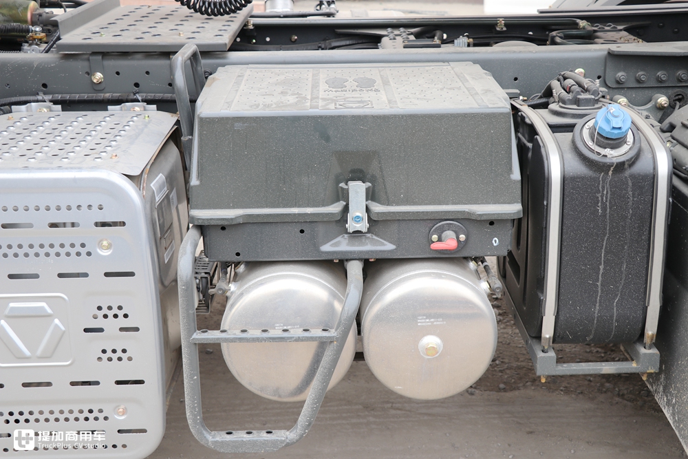 国产重卡的后起之秀,高顶驾驶室纯平底板,徐工汉风G9牵引车实拍 - 第31张 - 提加商用车网 国产重卡的后起之秀,高顶驾驶室纯平底板,徐工汉风G9牵引车实拍 - 第31张