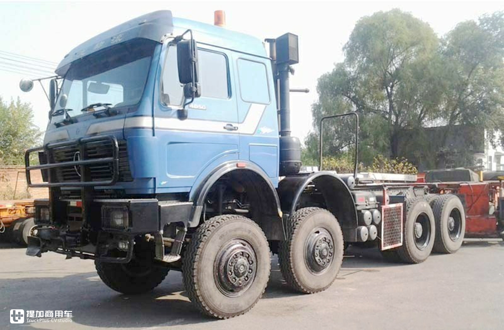 当年国家建设的主力军，排量达惊人的18升，实拍奔驰NG4850大件车 - 第1张
