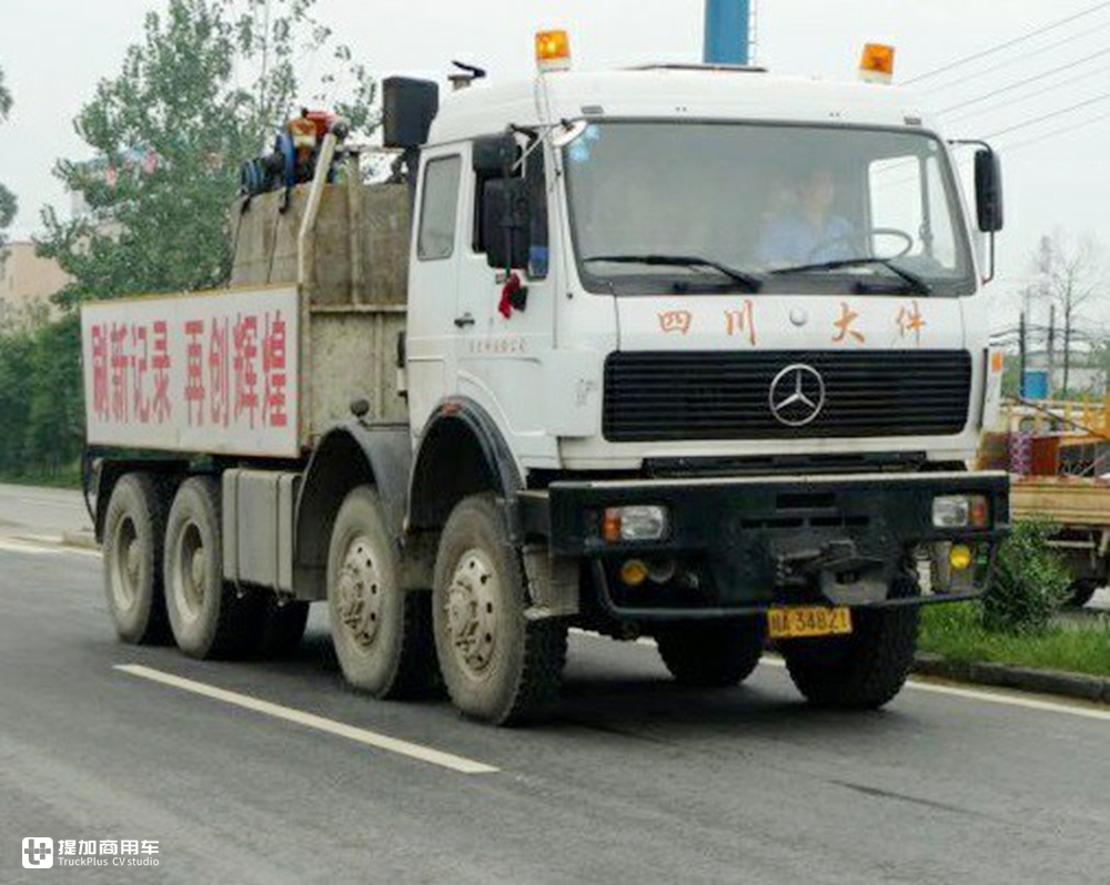 当年国家建设的主力军，排量达惊人的18升，实拍奔驰NG4850大件车 - 第3张