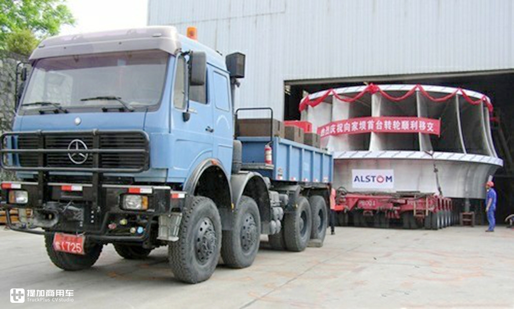 当年国家建设的主力军，排量达惊人的18升，实拍奔驰NG4850大件车 - 第4张