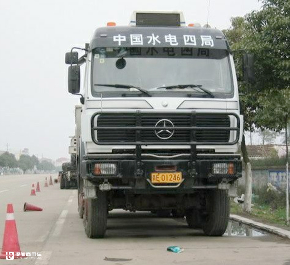 当年国家建设的主力军，排量达惊人的18升，实拍奔驰NG4850大件车 - 第5张