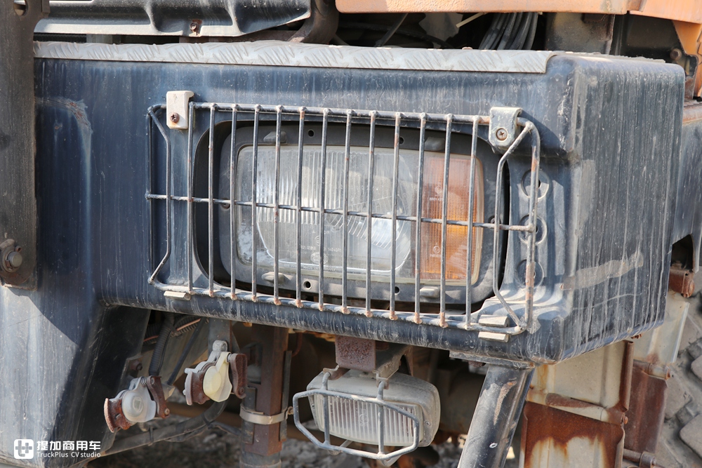 当年国家建设的主力军，排量达惊人的18升，实拍奔驰NG4850大件车 - 第13张