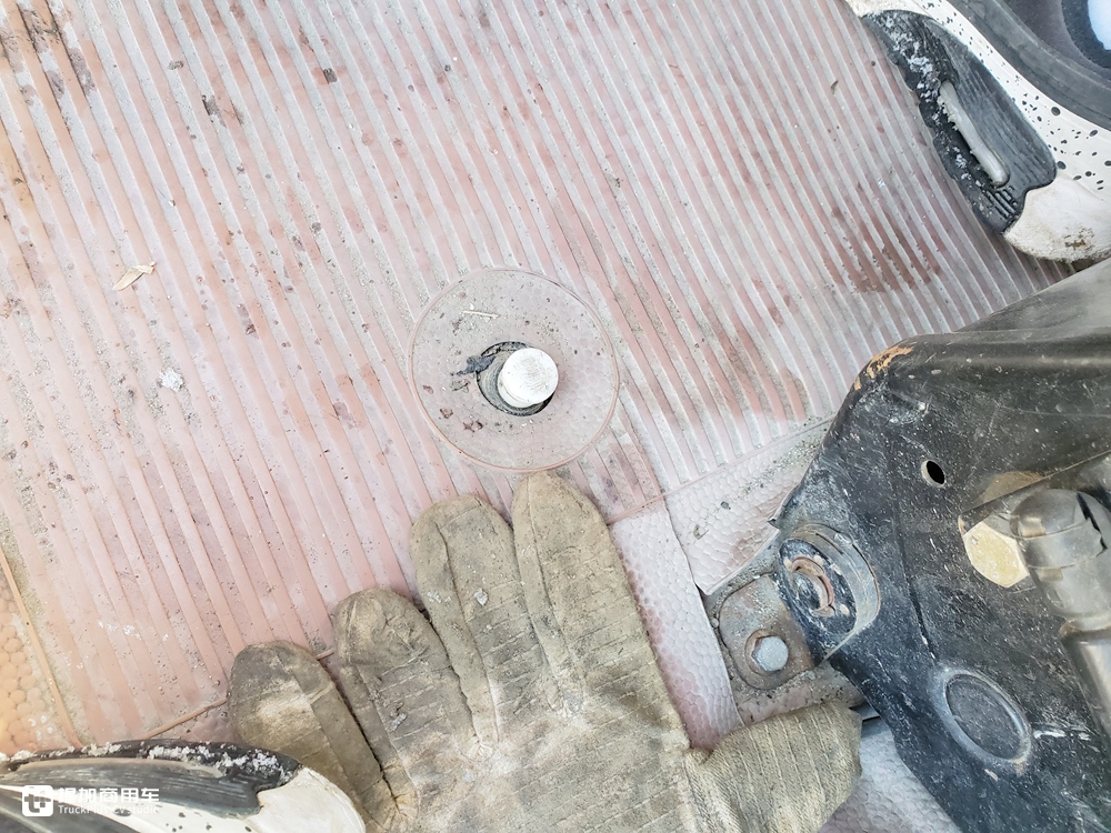 当年国家建设的主力军，排量达惊人的18升，实拍奔驰NG4850大件车 - 第19张