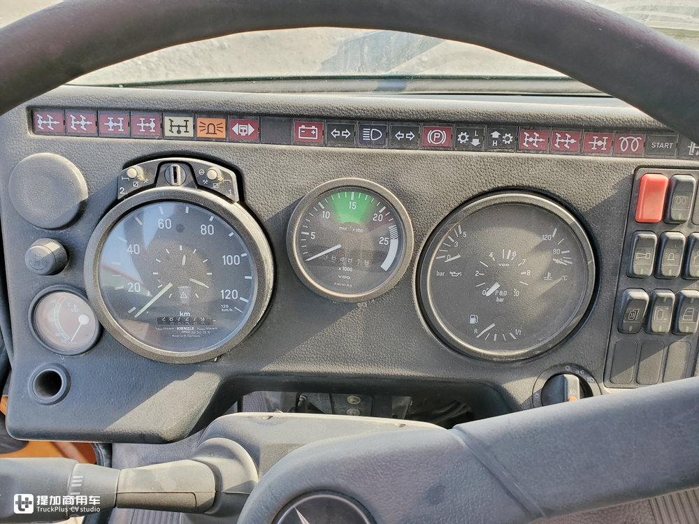 当年国家建设的主力军，排量达惊人的18升，实拍奔驰NG4850大件车 - 第21张