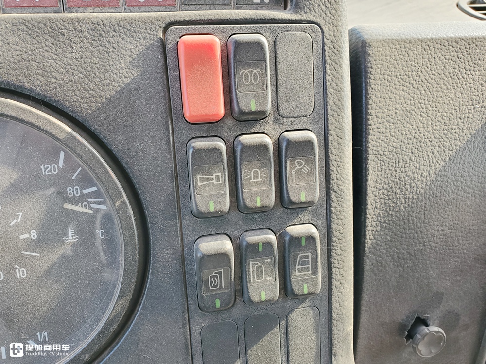 当年国家建设的主力军，排量达惊人的18升，实拍奔驰NG4850大件车 - 第22张