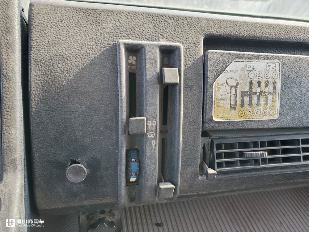 当年国家建设的主力军，排量达惊人的18升，实拍奔驰NG4850大件车 - 第23张