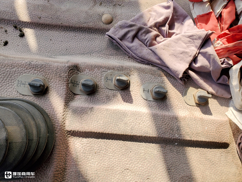 当年国家建设的主力军，排量达惊人的18升，实拍奔驰NG4850大件车 - 第25张