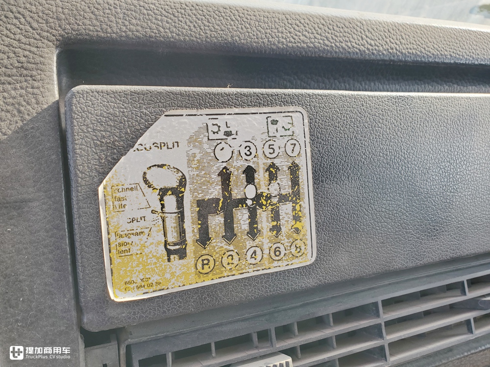 当年国家建设的主力军，排量达惊人的18升，实拍奔驰NG4850大件车 - 第26张