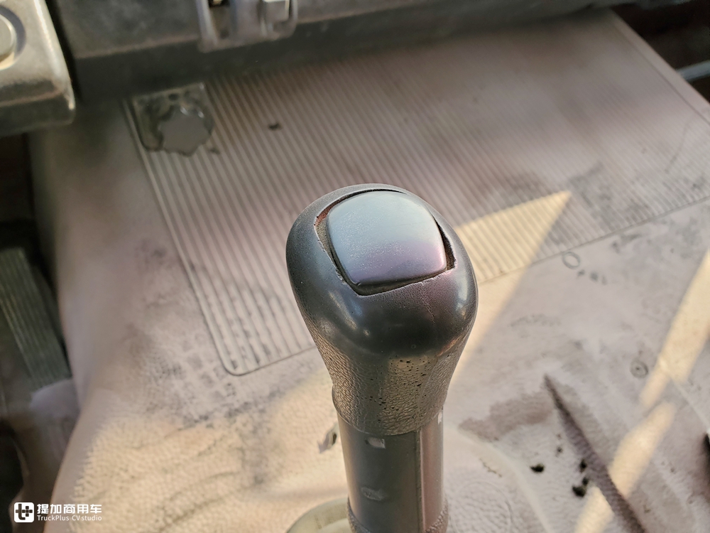 当年国家建设的主力军，排量达惊人的18升，实拍奔驰NG4850大件车 - 第27张