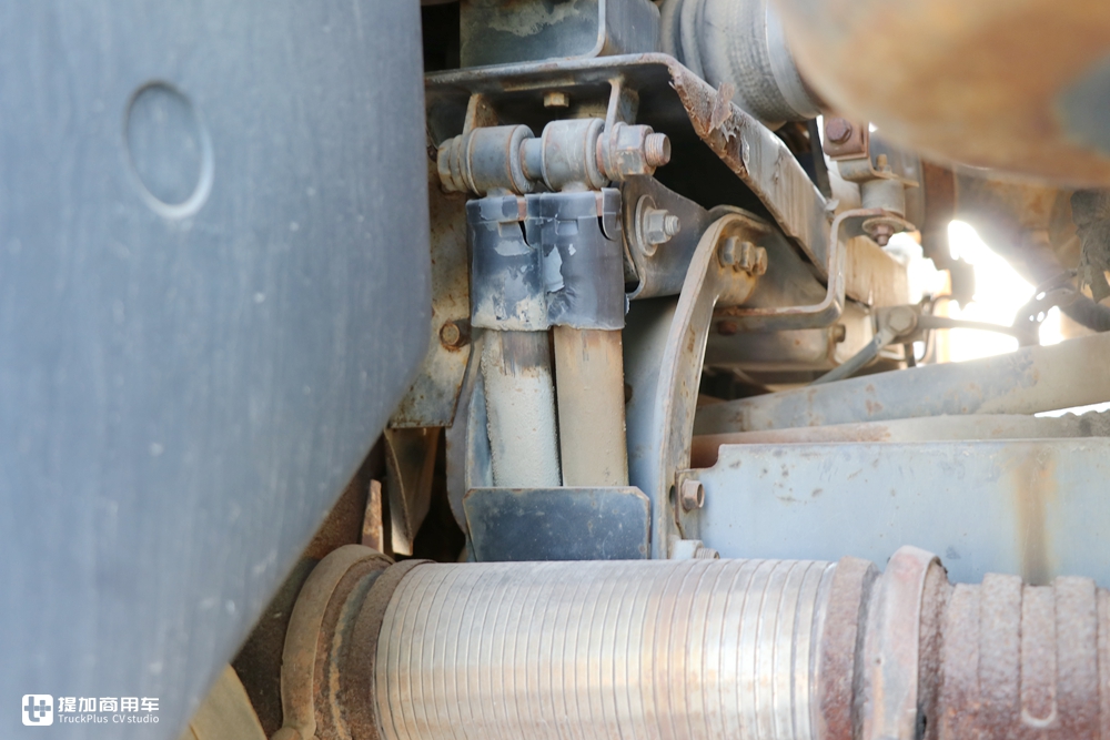 当年国家建设的主力军，排量达惊人的18升，实拍奔驰NG4850大件车 - 第29张