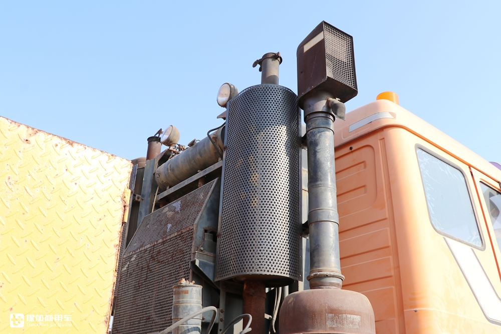 当年国家建设的主力军，排量达惊人的18升，实拍奔驰NG4850大件车 - 第38张