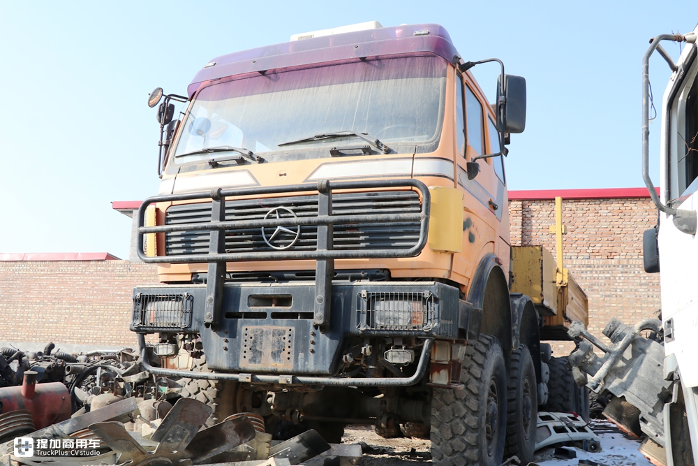 当年国家建设的主力军，排量达惊人的18升，实拍奔驰NG4850大件车 - 第42张
