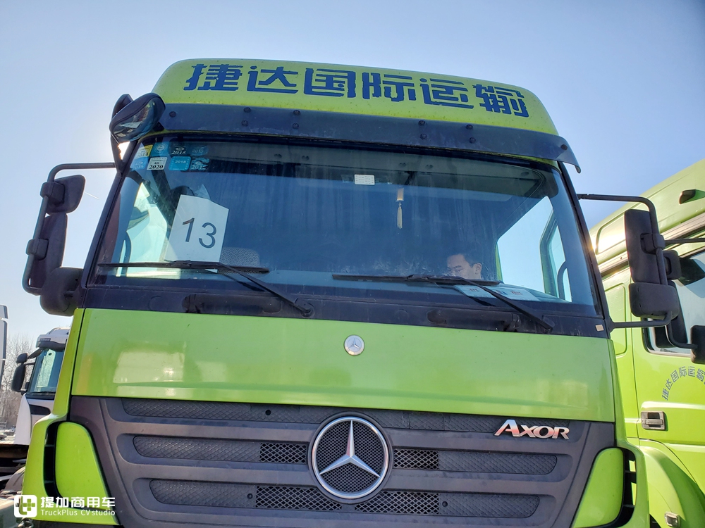 在国内走量的进口卡车，看配置还没有如今的国产车好，已退役的奔驰AXOR牵引车实拍 - 第7张