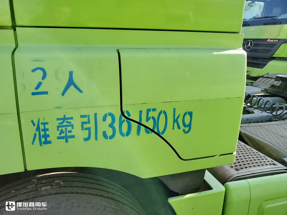 在国内走量的进口卡车，看配置还没有如今的国产车好，已退役的奔驰AXOR牵引车实拍 - 第12张
