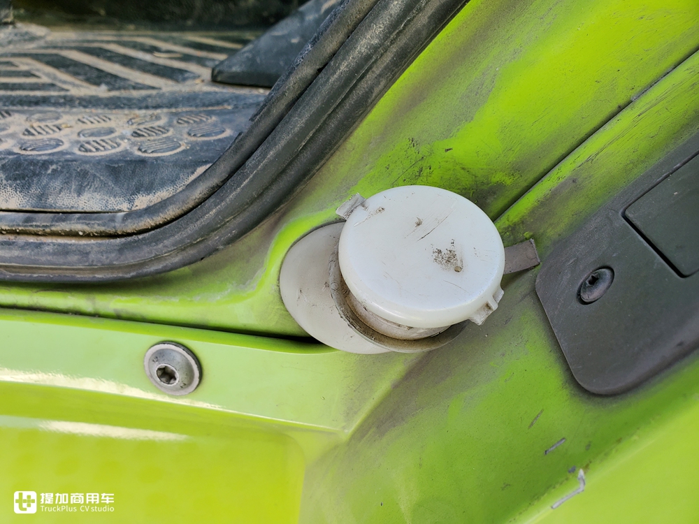 在国内走量的进口卡车,看配置还没有如今的国产车好,已退役的奔驰AXOR牵引车实拍 - 第16张 - 提加商用车网 在国内走量的进口卡车,看配置还没有如今的国产车好,已退役的奔驰AXOR牵引车实拍 - 第16张