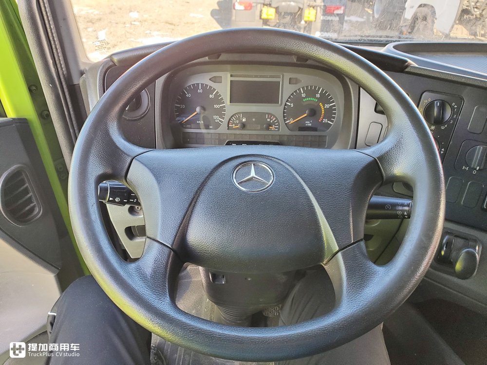 在国内走量的进口卡车,看配置还没有如今的国产车好,已退役的奔驰AXOR牵引车实拍 - 第18张 - 提加商用车网 在国内走量的进口卡车,看配置还没有如今的国产车好,已退役的奔驰AXOR牵引车实拍 - 第18张