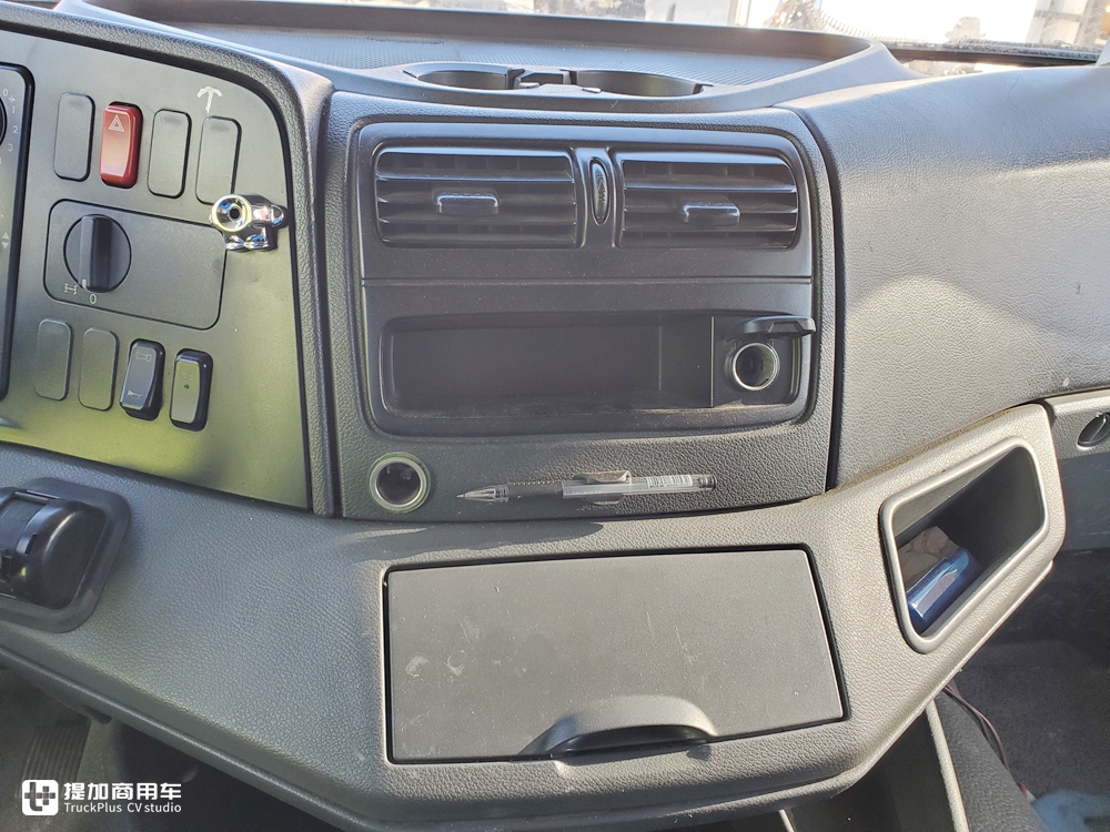 在国内走量的进口卡车,看配置还没有如今的国产车好,已退役的奔驰AXOR牵引车实拍 - 第21张 - 提加商用车网 在国内走量的进口卡车,看配置还没有如今的国产车好,已退役的奔驰AXOR牵引车实拍 - 第21张