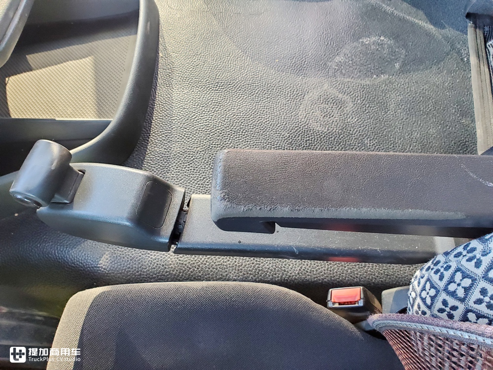 在国内走量的进口卡车,看配置还没有如今的国产车好,已退役的奔驰AXOR牵引车实拍 - 第23张 - 提加商用车网 在国内走量的进口卡车,看配置还没有如今的国产车好,已退役的奔驰AXOR牵引车实拍 - 第23张
