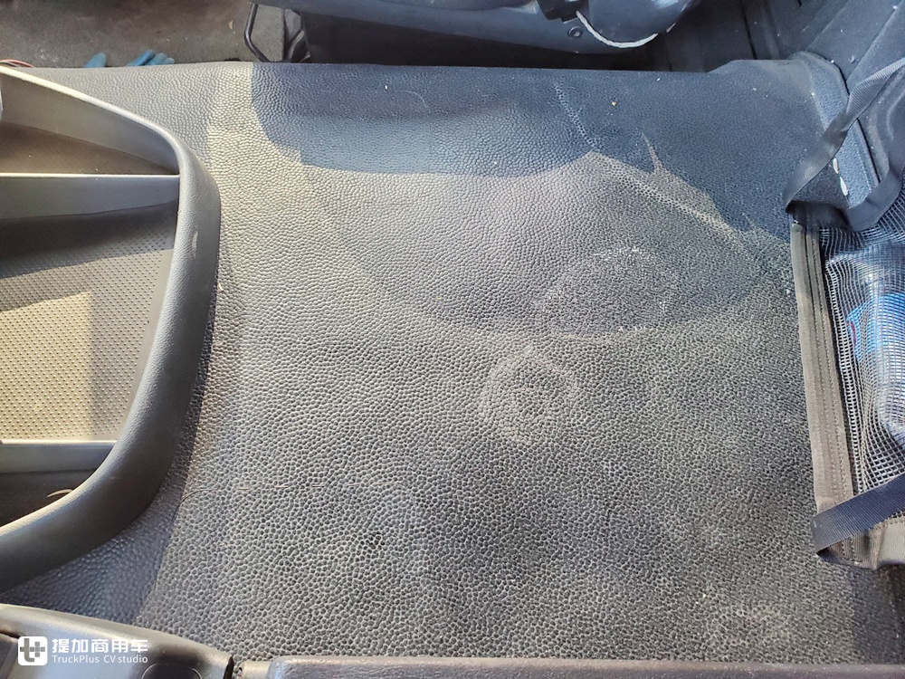 在国内走量的进口卡车,看配置还没有如今的国产车好,已退役的奔驰AXOR牵引车实拍 - 第24张 - 提加商用车网 在国内走量的进口卡车,看配置还没有如今的国产车好,已退役的奔驰AXOR牵引车实拍 - 第24张