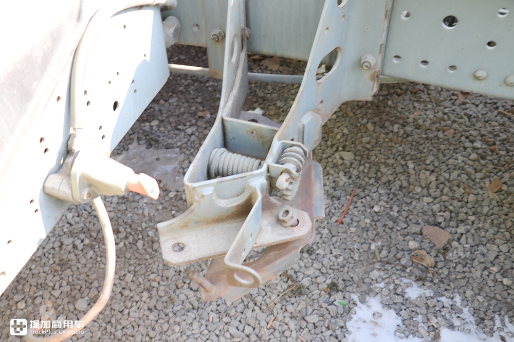 在国内走量的进口卡车,看配置还没有如今的国产车好,已退役的奔驰AXOR牵引车实拍 - 第34张 - 提加商用车网 在国内走量的进口卡车,看配置还没有如今的国产车好,已退役的奔驰AXOR牵引车实拍 - 第34张