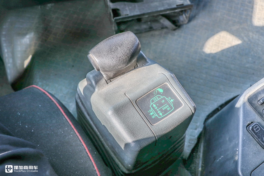 20年前这辆卡车就是自动挡,实拍奔驰第一代阿克托斯牵引车 - 第2张 - 提加商用车网 20年前这辆卡车就是自动挡,实拍奔驰第一代阿克托斯牵引车 - 第2张